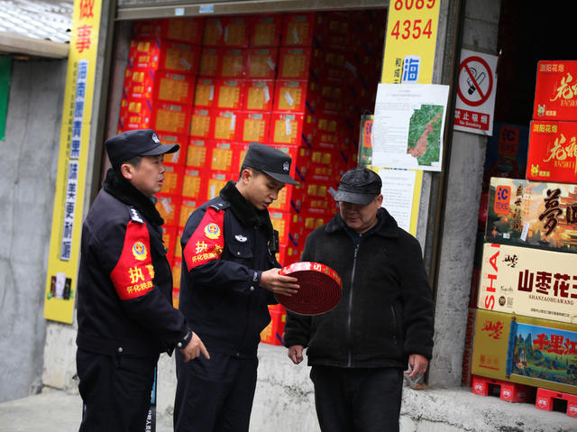 吉首铁警加强烟花爆竹安全宣传