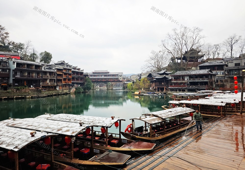 湘西 凤凰  沱江 迎来  2026年  初雪 