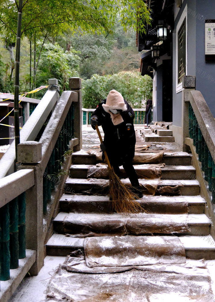 撒盐除冰保安全