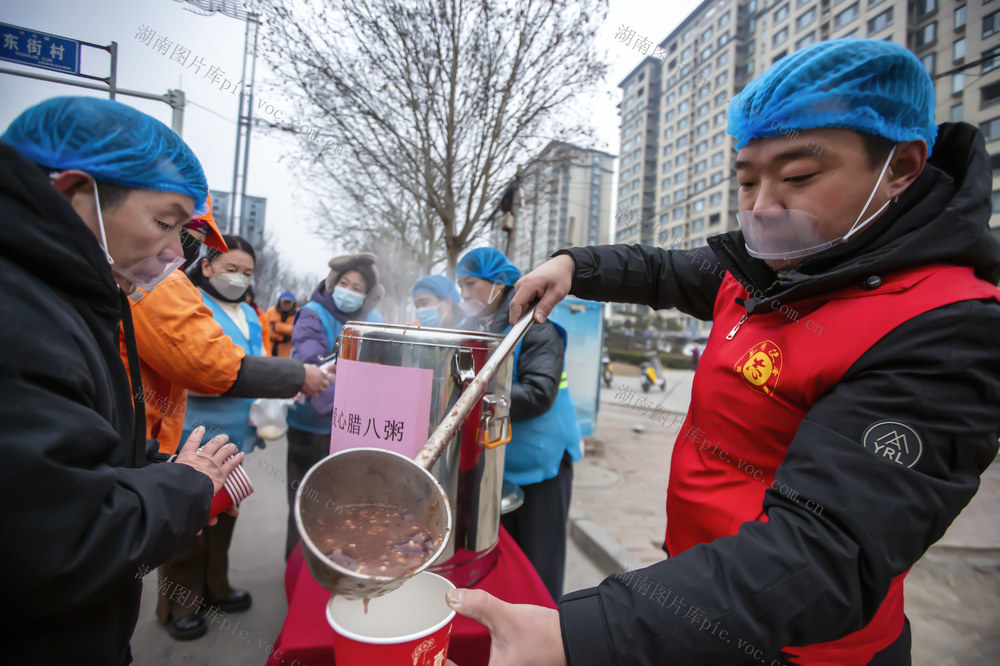 腊八节，腊八粥，环卫工，热腾腾，甜蜜蜜，香喷喷，大包子，村干部，党员志愿者，城市美容师