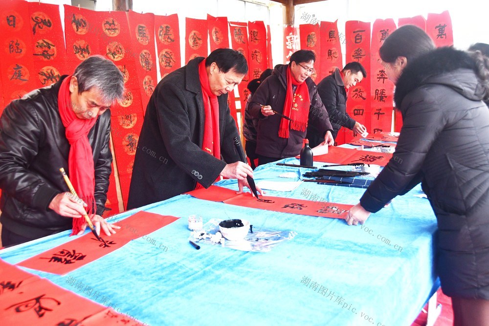  写春联  送祝福