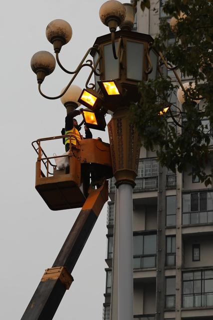 吉首 乾州 世纪大道 工人  路灯 安全 出行