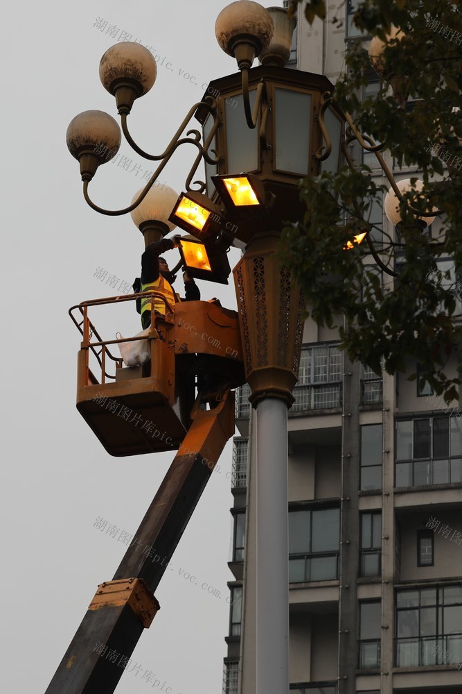 吉首 乾州 世纪大道 工人  路灯 安全 出行