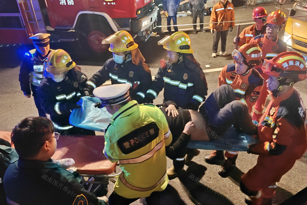 二广高速 重型挂车 失控 撞向道路护栏 驾驶员被困 生死时速 营救