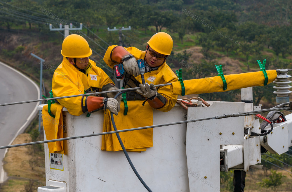 带电 作业 守护 暖冬