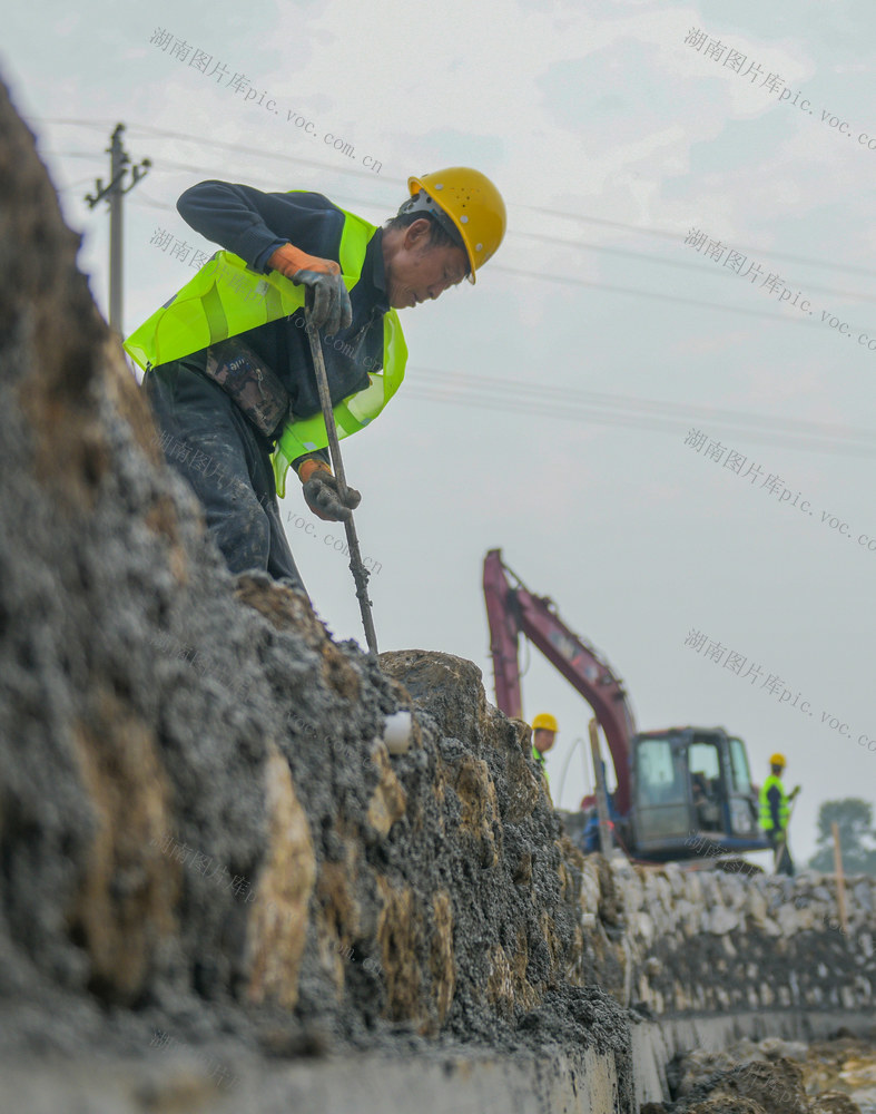 湖南道县：水渠修建忙