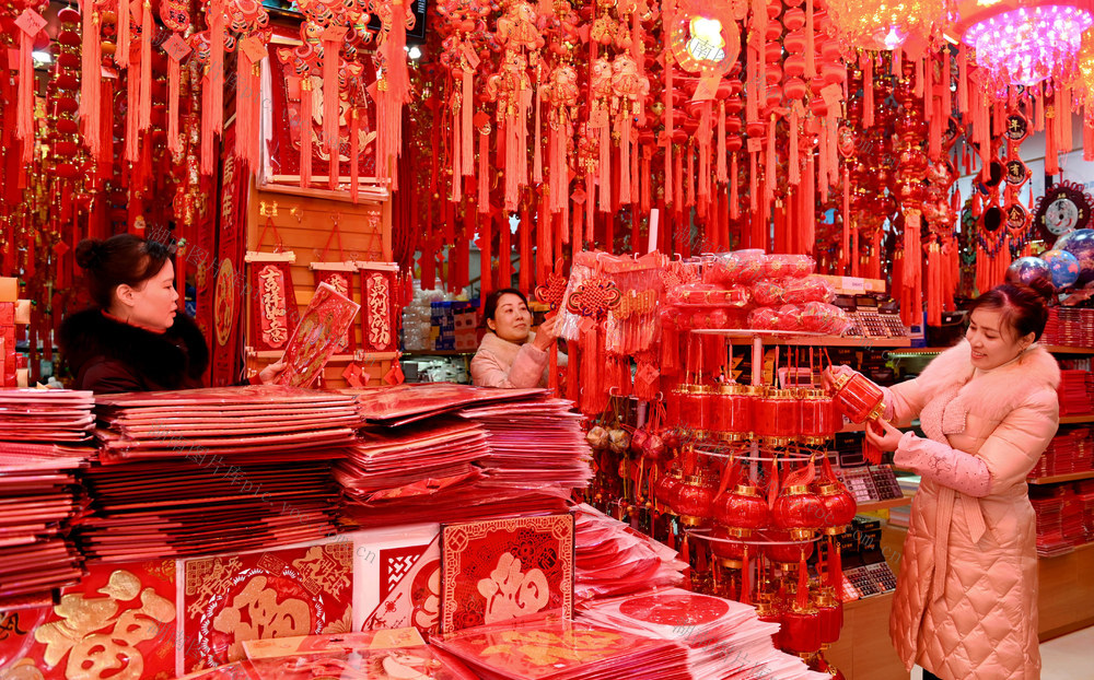 饰品 喜庆 红灯笼 中国结 商场 消费 市民 生肖马 福 迎新春 春节 年货 市场