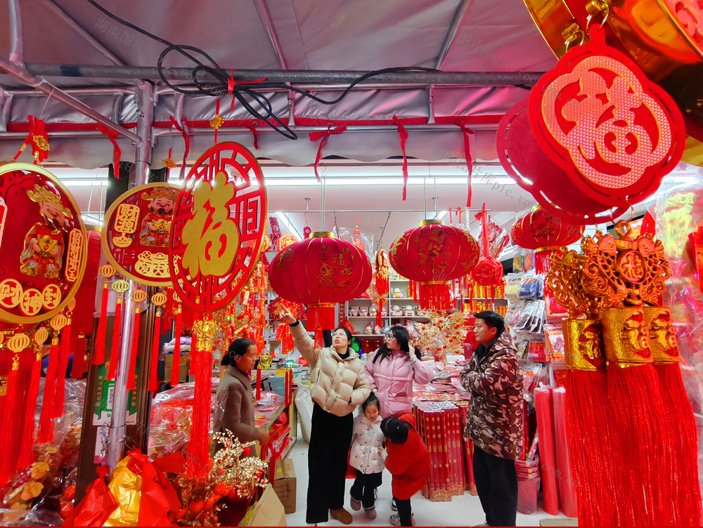 湖南桂东 新春饰品 热  南街集市 年味 浓