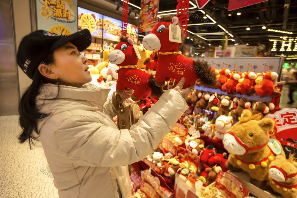 春节，马年，超市，顾客，饰品，摆件，挂件，工艺品，小朋友，“笑笑马”，“哭哭马”