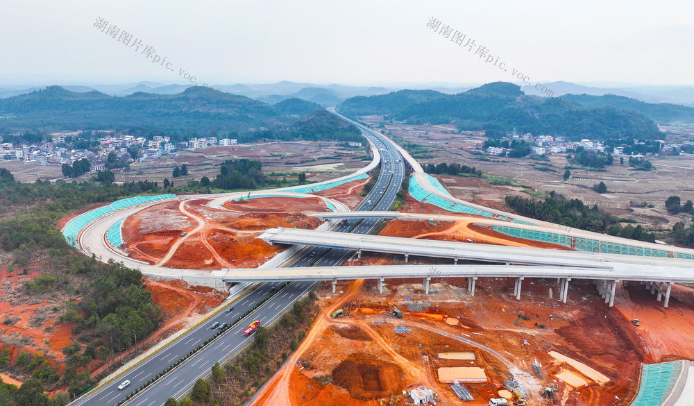 高速  公路  建设  桂新高速