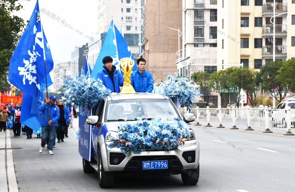 举行“湘超”冠军奖杯巡展