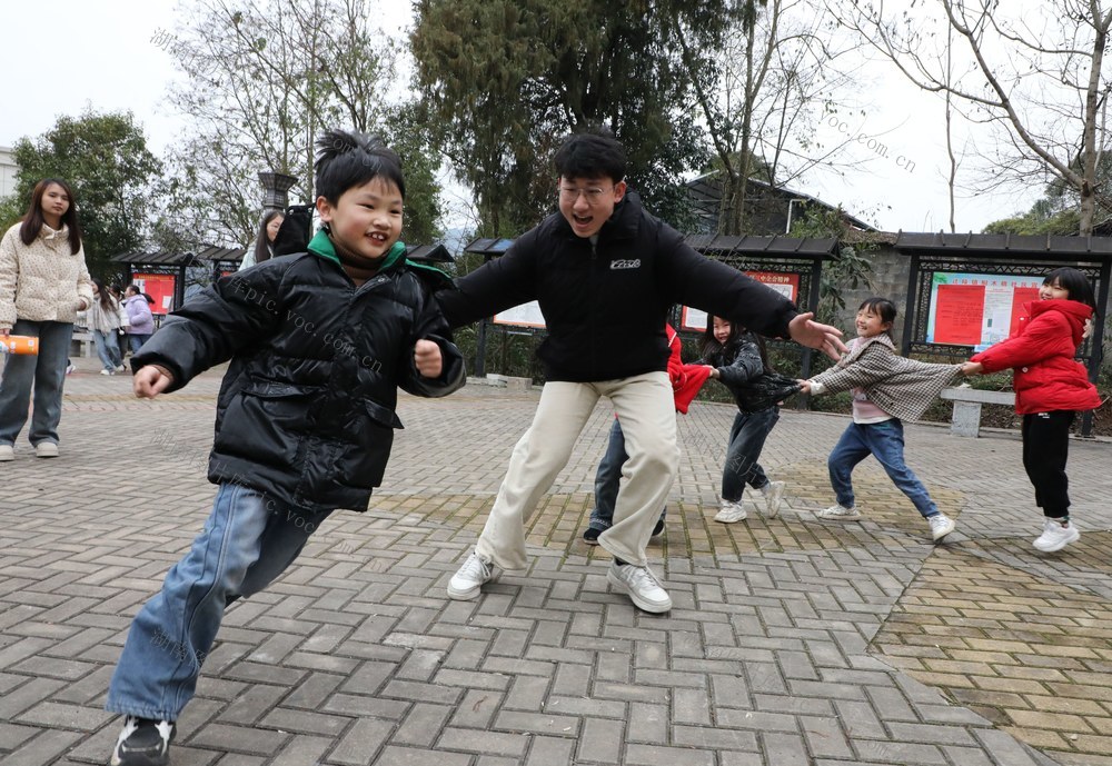 返乡大学生陪伴留守儿童快乐度寒假