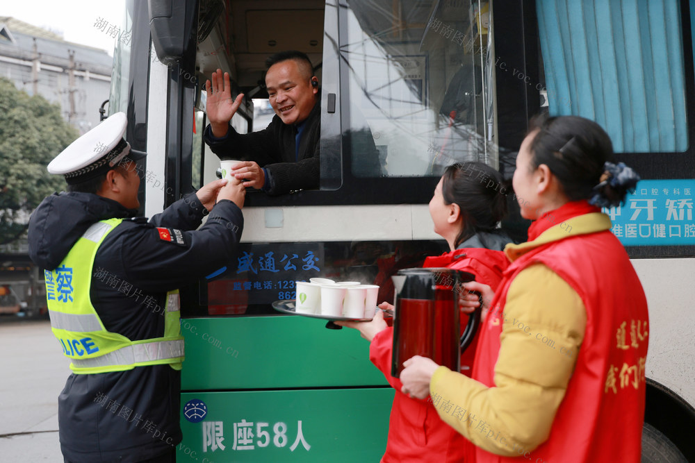 春运 情满旅途 志愿者 旅客 爱心服务