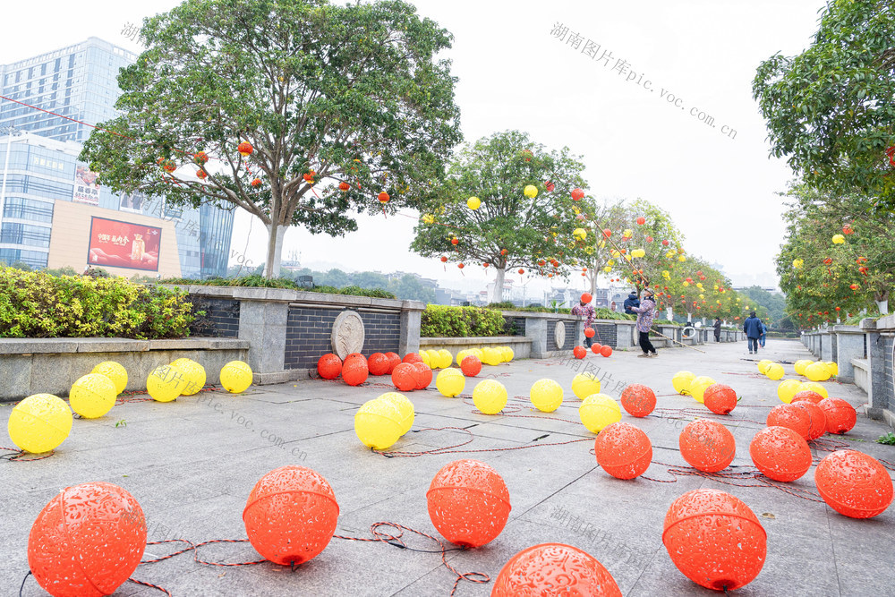 张灯结彩数据：
亮化灯饰2900余套   悬挂灯笼14600余套（个）   时花摆放24270余盆
