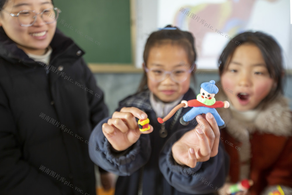 马年，新春，泥塑，捏制，智造，环保，过年，放鞭炮，想象力，小学生，手工活动，民俗体验