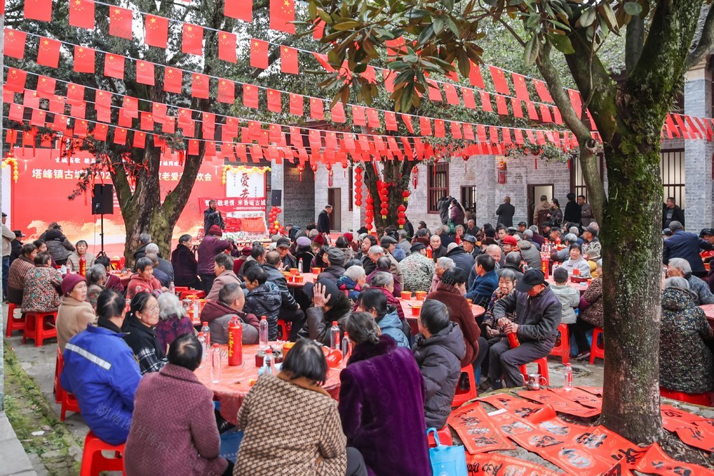 志愿者 老年人 敬老爱老 表演节目 联欢