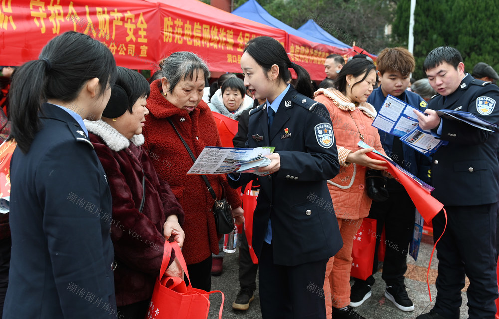 反诈 公安 民警 宣传 防范 讲解  群众 电信网络 金融 诈骗 常识 乡村 街道