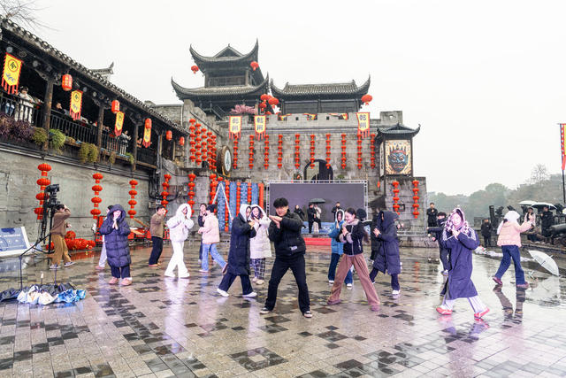红灯笼引客来