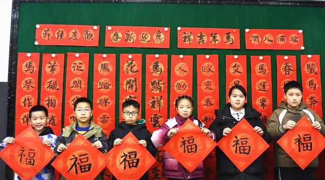 小手写春联  墨香迎新春