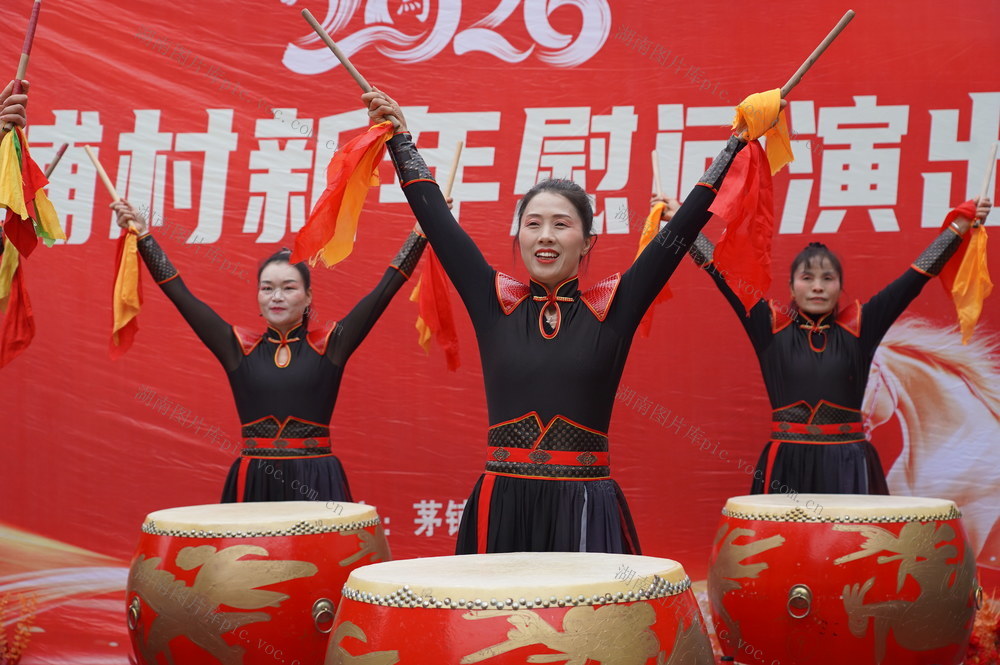 敬老活动丰富多彩（图）

送演出、送春联、送过年物资、送红包。2月9日，湖南省隆回县荷香桥镇毛铺村举行敬老慰问活动。全村60岁以上的老人均可享受过年福利。