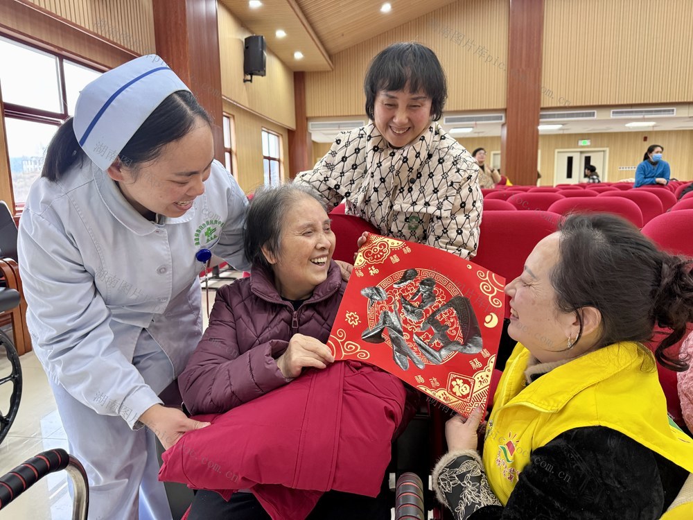 小年送福 敬老传情
