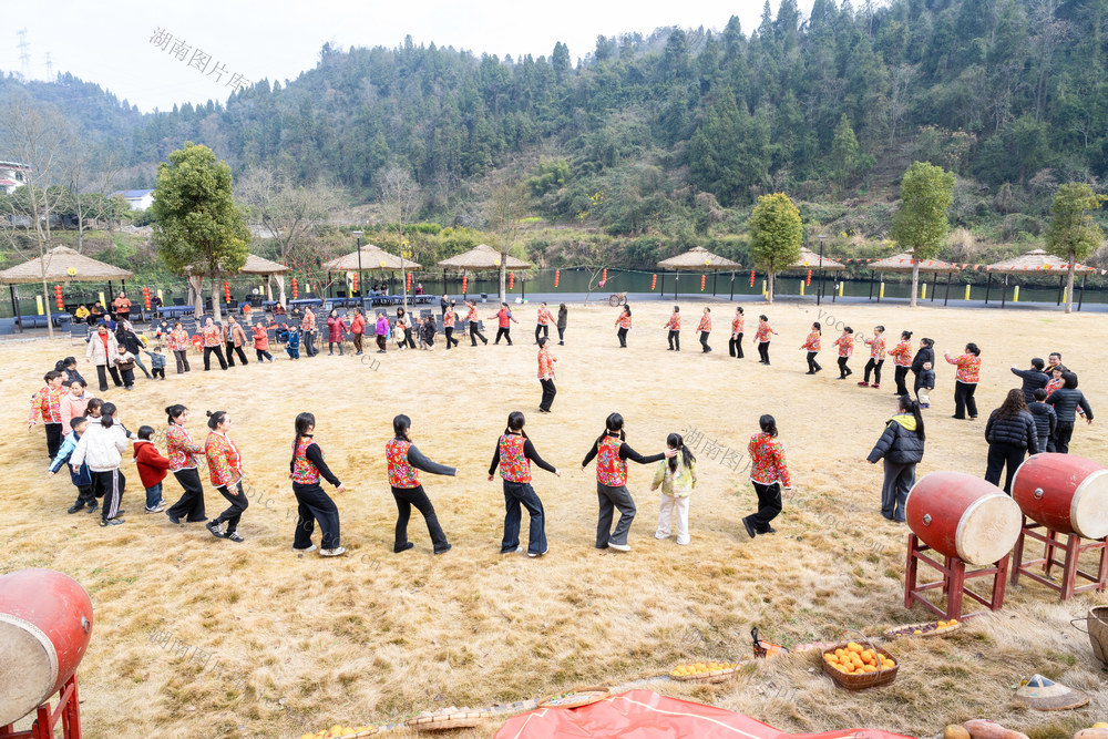 村戏    村民联欢迎新春