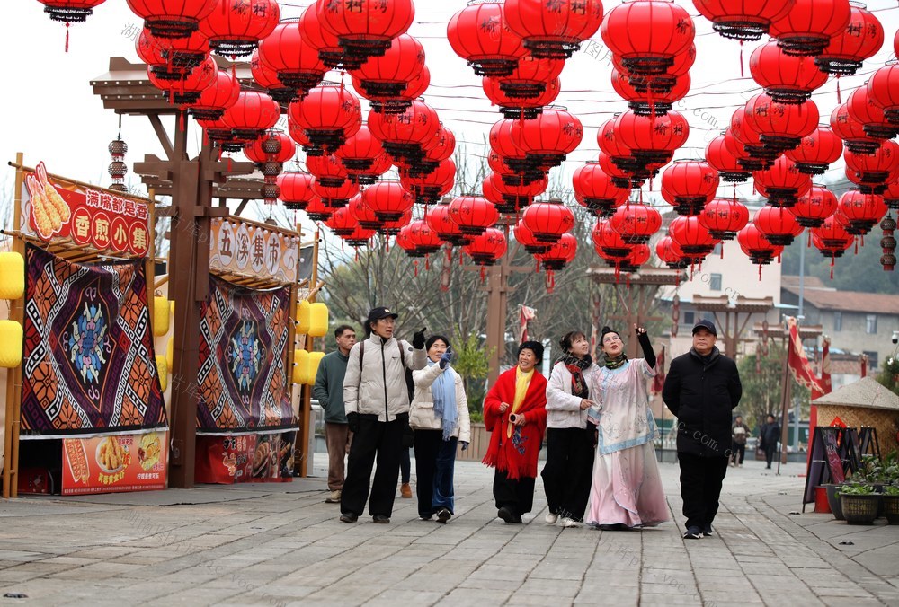 怀化榆树湾大红灯笼醉游人