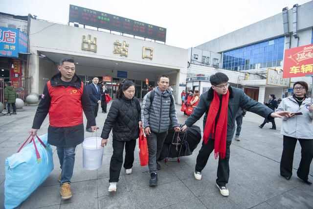 娄底 春运 返乡 务工人员 志愿者 回家路