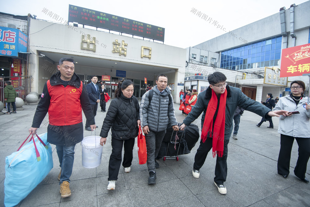 娄底 春运 返乡 务工人员 志愿者 回家路