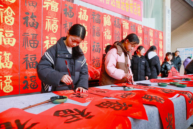 写春联  送祝福  学生  书法家  年味