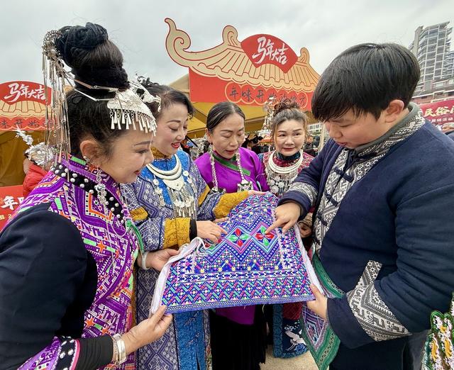 逛市集  赏非遗
