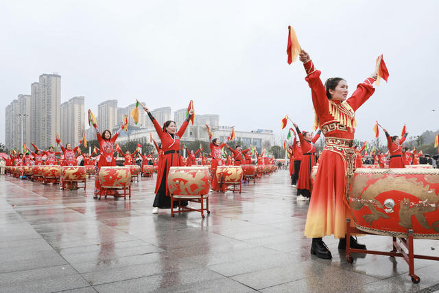 舞龙  杂技  戏曲  喜迎新春  锣鼓