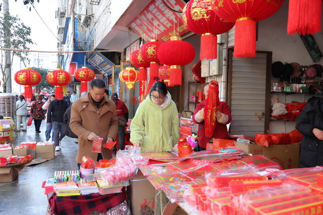 红灯笼、“福”字、年味图景。