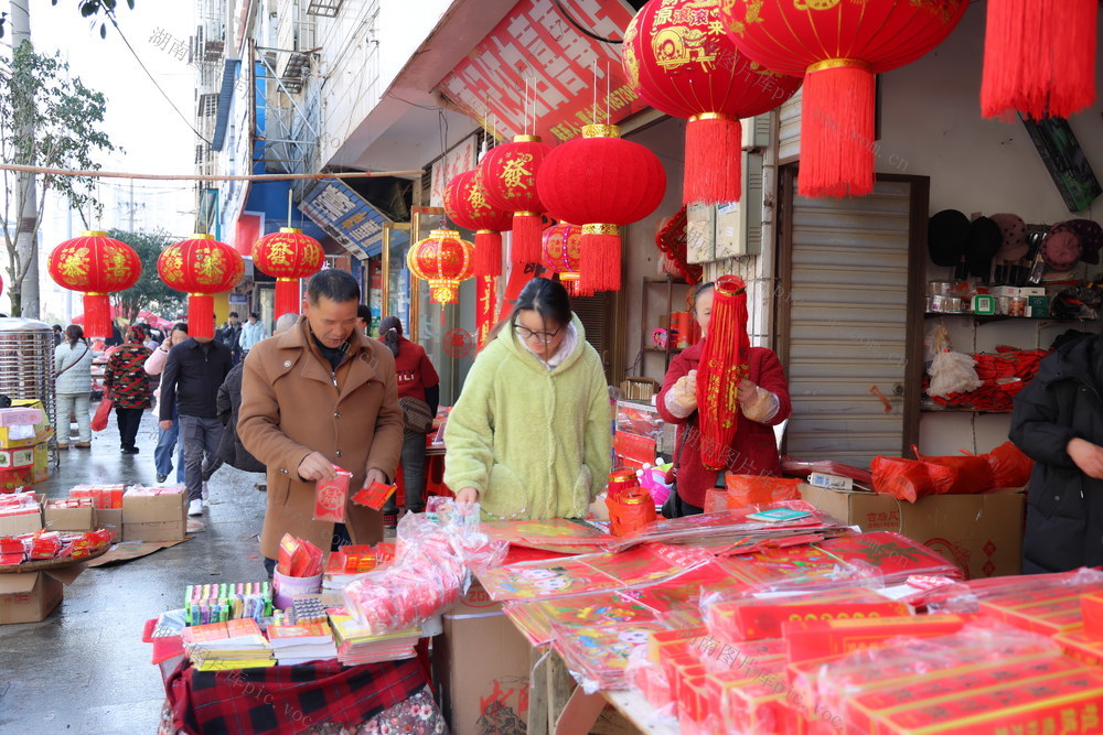 红灯笼、“福”字、年味图景。