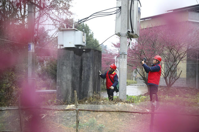 湘西龙山：巡视设备保春节供电