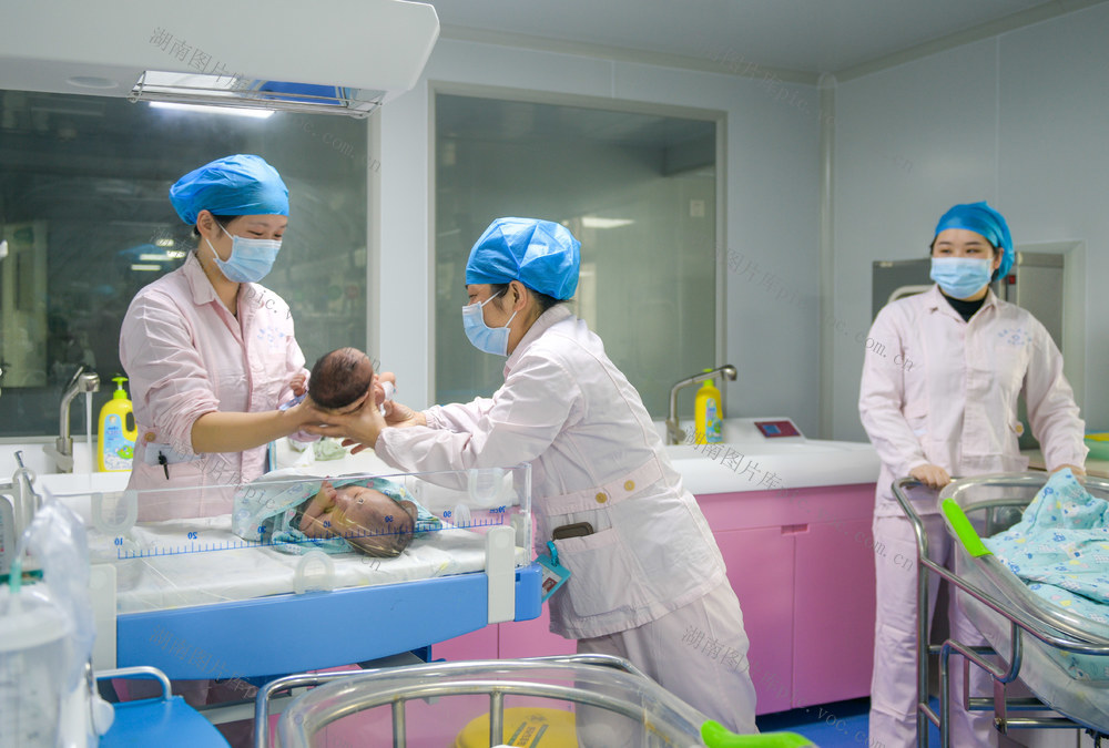 湖南道县：坚守岗位迎春节