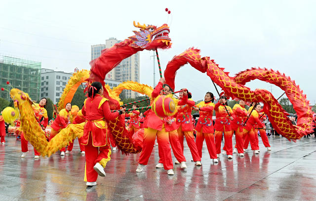舞龙 迎新春 春节 民俗 文化 群众 喜庆 街道 欢乐 表演 祈福