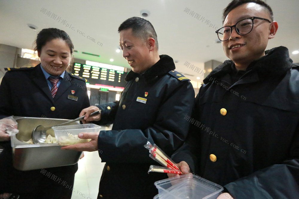 除夕，春节，回家，过年，吃饺子，小候鸟，春运，铁路，旅客，火车站，候车室，河南安阳