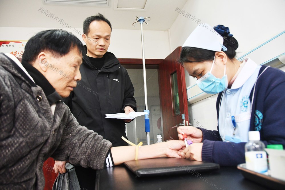   坚守岗位 辞旧迎新