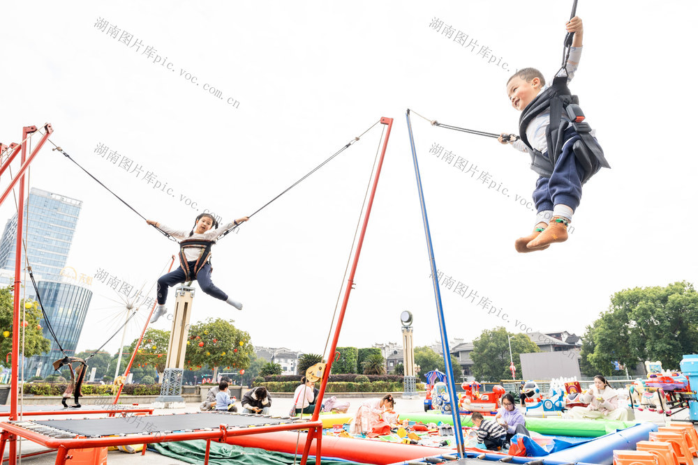 蹦高    游玩   乐享春节美好时光