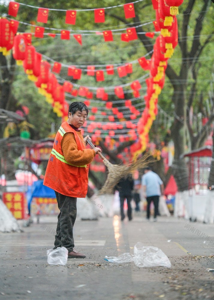 湖南道县：坚守岗位过除夕