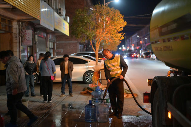 春节  岗位  假期  坚守  奉献  交通  民生
