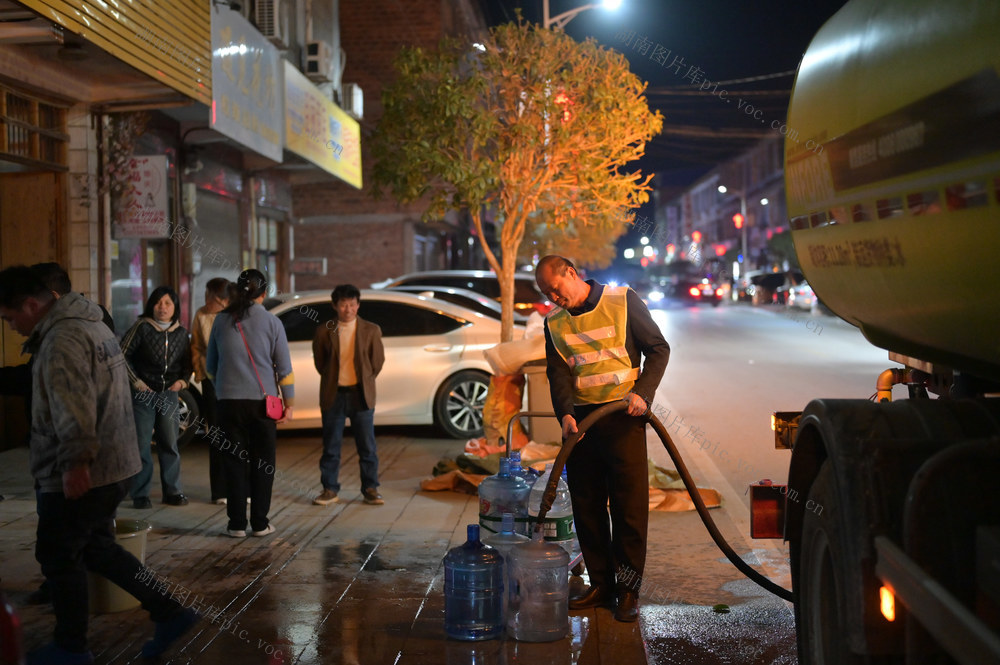 春节  岗位  假期  坚守  奉献  交通  民生