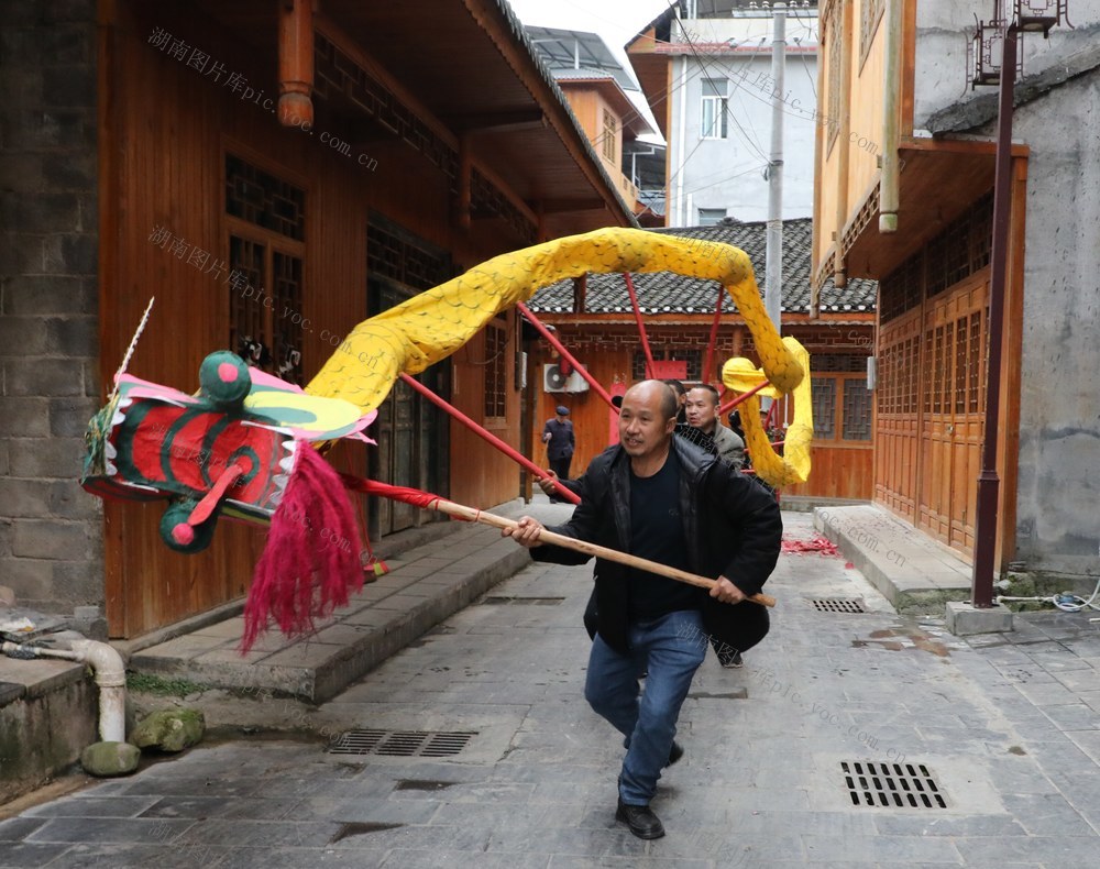  舞龙闹新春      乡村年味浓
