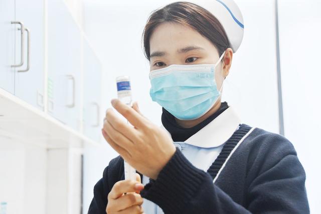 2月17日，农历大年初一，湖南省永州市江永县人民医院急救中心的护士为患儿输液。当天是农历春节，在新春佳节里，各行各业的许多人依然坚守在自己的工作岗位上默默奉献，在工作中辞旧迎新。
     田如瑞 摄（湖南图片库）   
