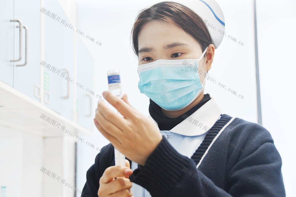 2月17日，农历大年初一，湖南省永州市江永县人民医院急救中心的护士为患儿输液。当天是农历春节，在新春佳节里，各行各业的许多人依然坚守在自己的工作岗位上默默奉献，在工作中辞旧迎新。
     田如瑞 摄（湖南图片库）   
