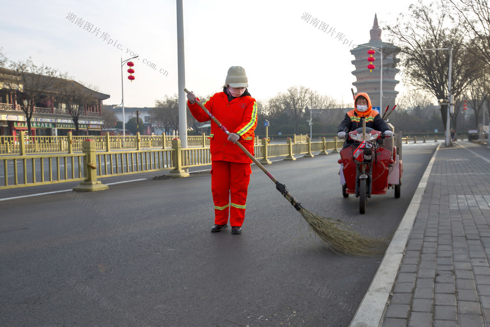 马年春节，大年初一，节日值班，环卫工，人行道，垃圾桶，果皮箱，座便器，公厕，清扫，冲刷，清洁，文峰塔，中国文字博物馆