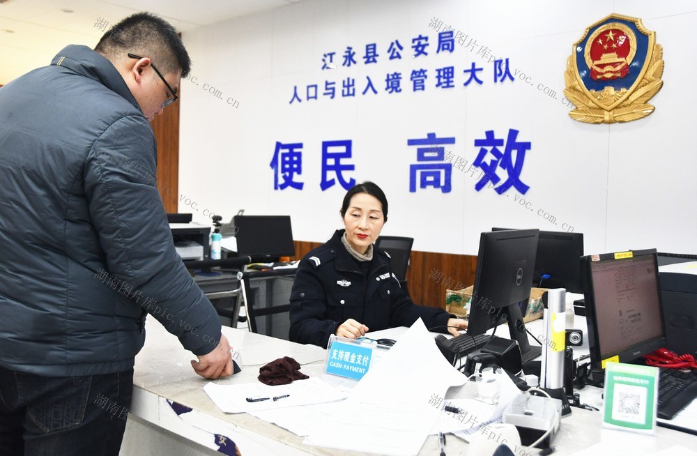  坚守岗位    服务群众