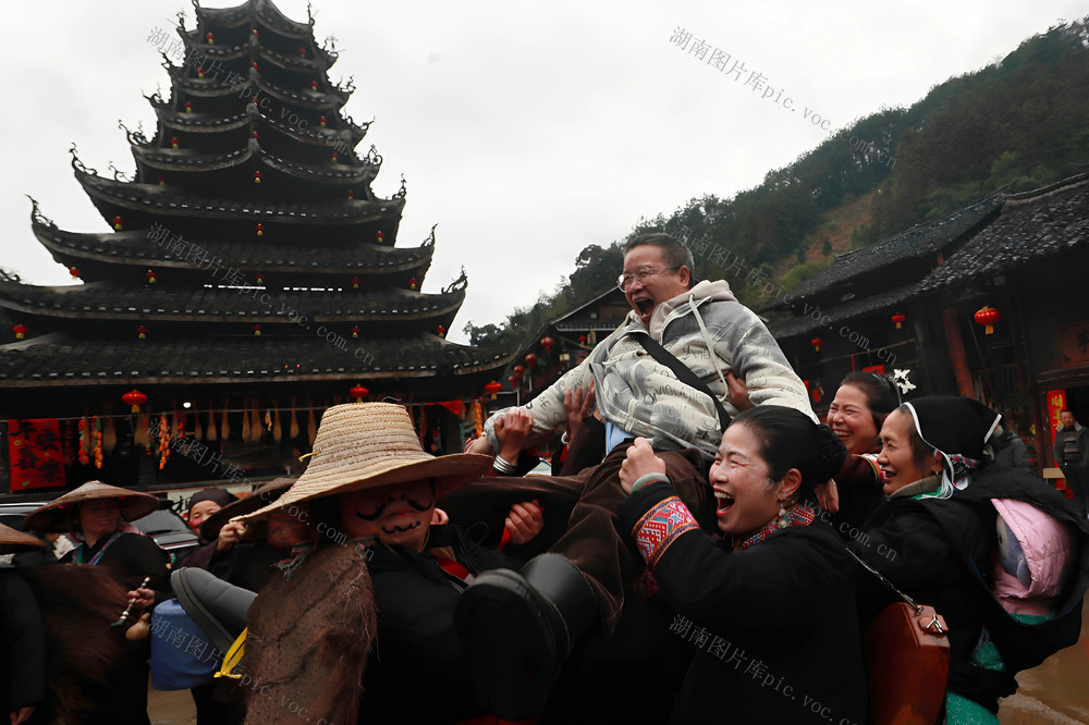 侗寨 春节 迎新春 民俗 游客 年味 悠长 文化盛宴 共庆 新春 佳节


