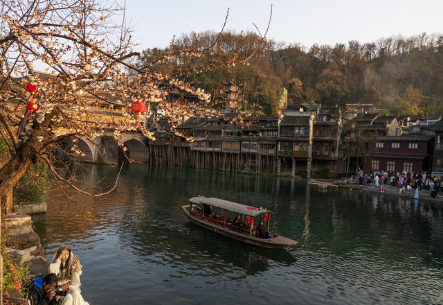 凤凰，春节，旅游，民俗，消费